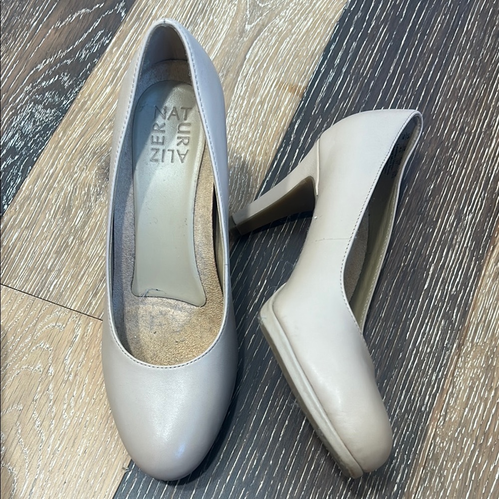 Naturalizer Women's Cream Heels